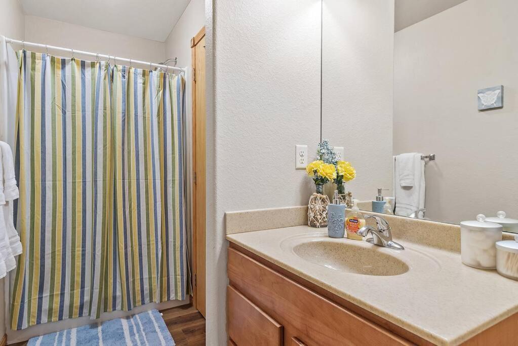 Convenient Townhouse - Near Airport Villa Rapid City Exterior photo